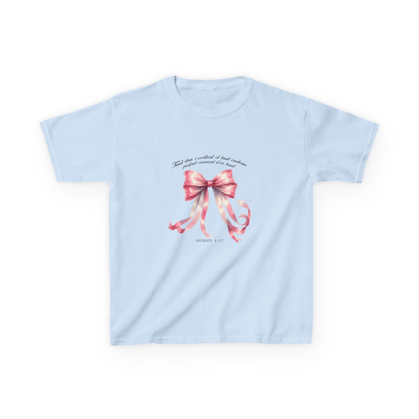 T-shirt bleu clair pour enfant orné d'un ruban rose à l'aquarelle et d'une citation biblique.