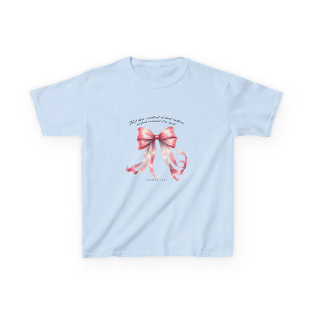 T-shirt bleu clair pour enfant orné d'un ruban rose à l'aquarelle et d'une citation biblique.