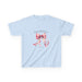 T-shirt bleu clair pour enfant orné d'un ruban rose à l'aquarelle et d'une citation biblique.