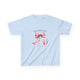T-shirt bleu clair pour enfant orné d'un ruban rose à l'aquarelle et d'une citation biblique.