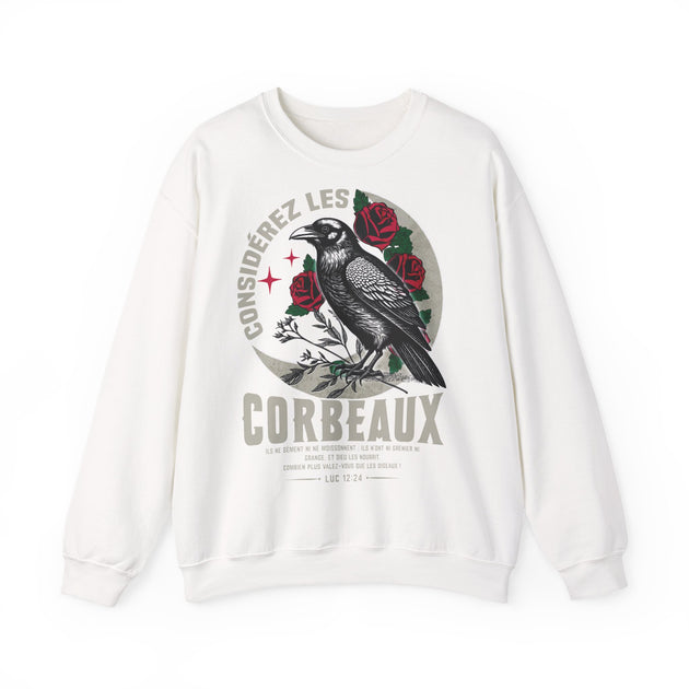 Sweat-shirt blanc à col rond avec une illustration de corbeau, de roses et un verset biblique.