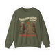 Sweat-shirt vert olive pour homme avec une illustration de voyageur et un message chrétien.
