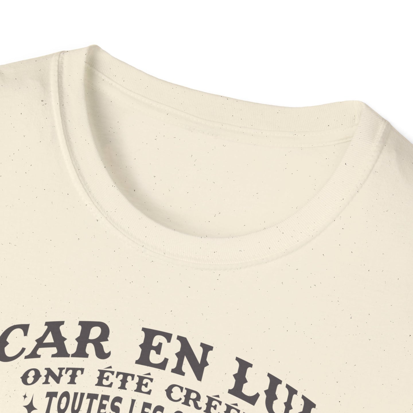 T-shirt beige chiné à col rond avec une inscription noire sur la poitrine.