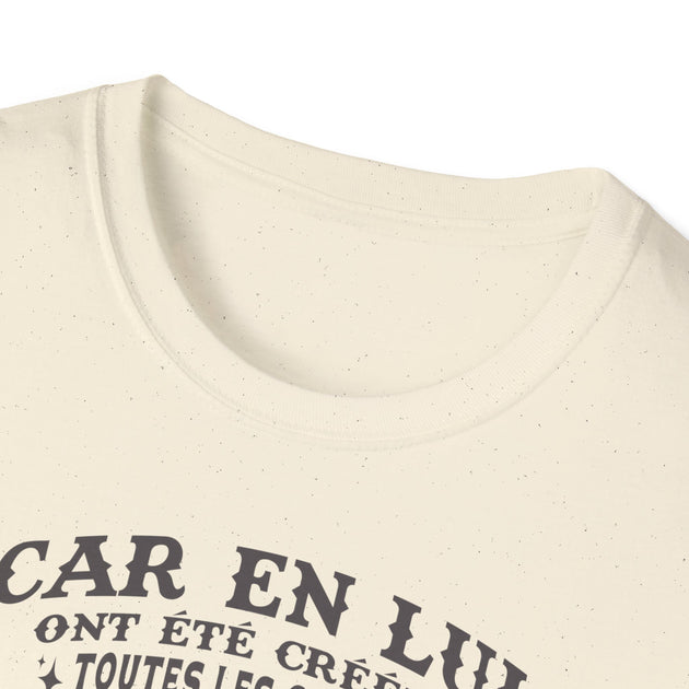 T-shirt beige chiné à col rond avec une inscription noire sur la poitrine.