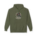 Sweat à capuche vert olive pour femme avec une illustration de corbeau et de roses sur la poitrine.