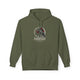 Sweat à capuche vert olive pour femme avec une illustration de corbeau et de roses sur la poitrine.