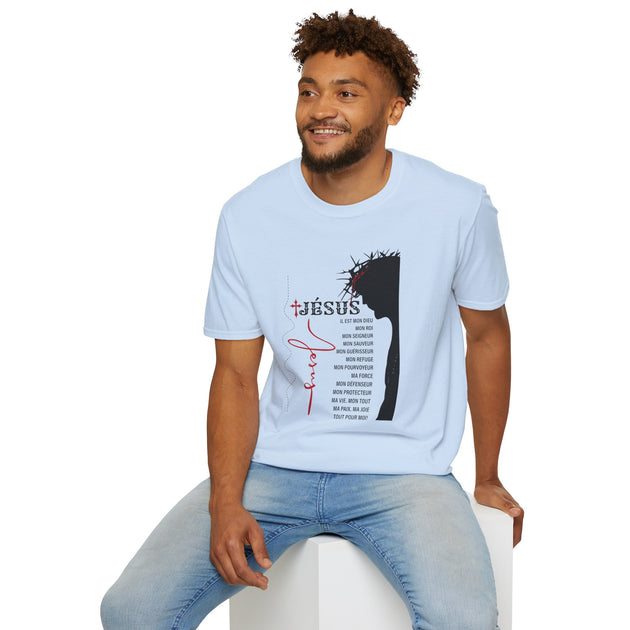 Un homme porte un t-shirt bleu clair avec une illustration de Jésus et des inscriptions en français.