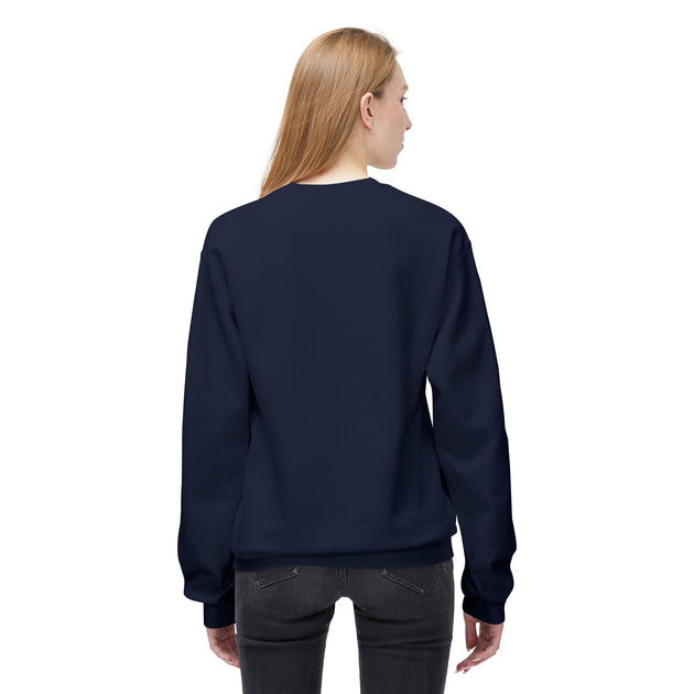 Une femme porte un sweatshirt bleu marine à coupe décontractée vu de dos.