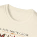 T-shirt beige chiné avec l'inscription Il fait toute chose et des motifs de papillons.