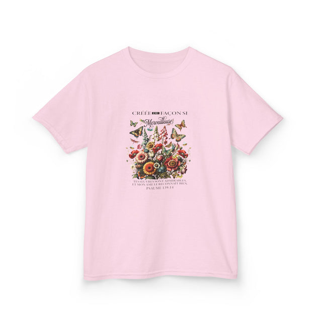 T-shirt rose pour enfant avec un imprimé floral vintage et une inscription religieuse.