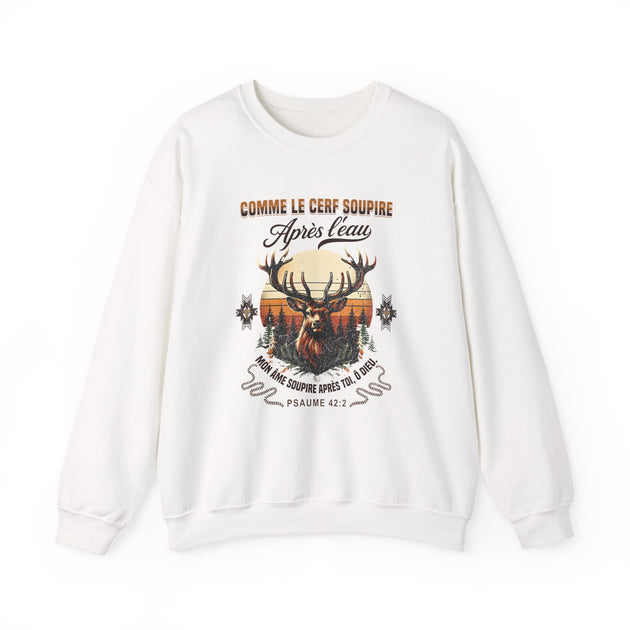 Sweat-shirt blanc à col rond avec une illustration de cerf et un texte religieux en français.