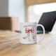 Un mug en céramique blanche orné d'un nœud rose et du verset biblique Jacques 1:17.