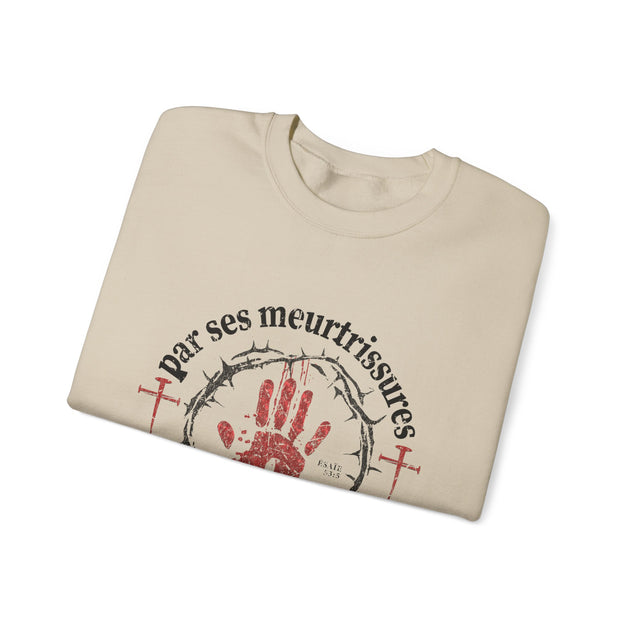 Sweatshirt beige plié avec design chrétien : main rouge, couronne d'épines et texte Ésaïe 53:5.