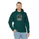 Un homme porte un sweat à capuche vert foncé avec une illustration de corbeau et des roses.