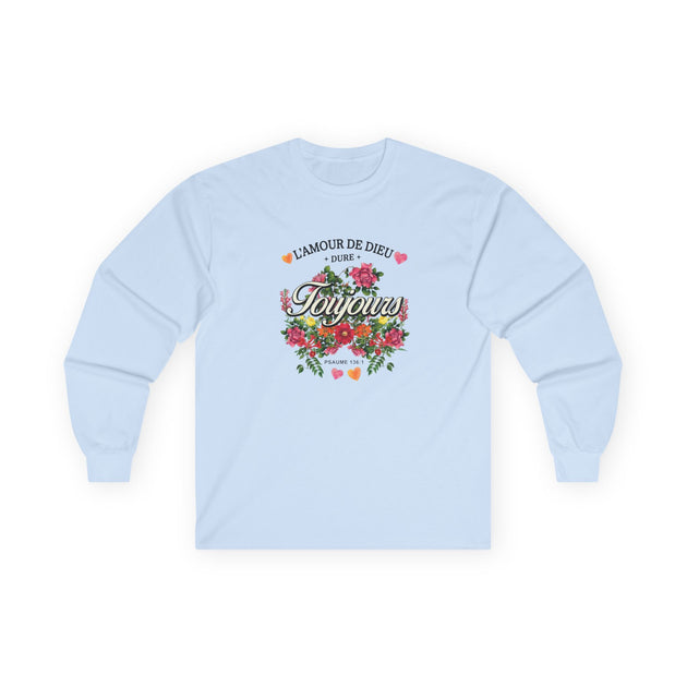 T-shirt bleu clair à manches longues avec un motif floral et le texte L'amour de Dieu dure toujours.