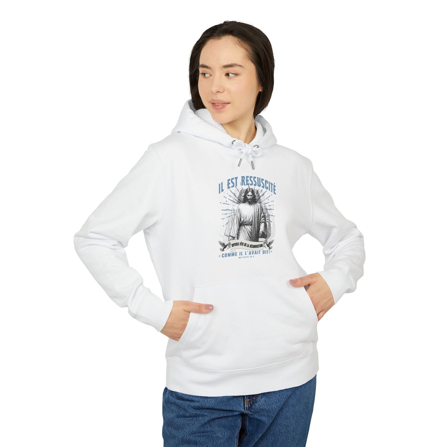 Une femme porte un sweat à capuche blanc avec une illustration religieuse sur la poitrine.