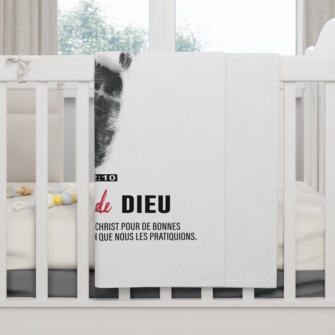 Couverture blanche pour bébé avec une empreinte de main et un verset biblique en français.