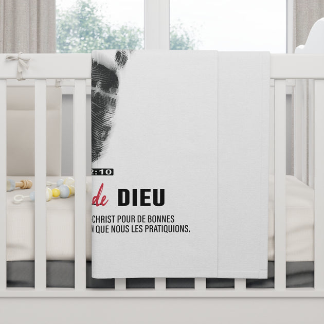 Couverture blanche pour bébé avec une empreinte de main et un verset biblique en français.