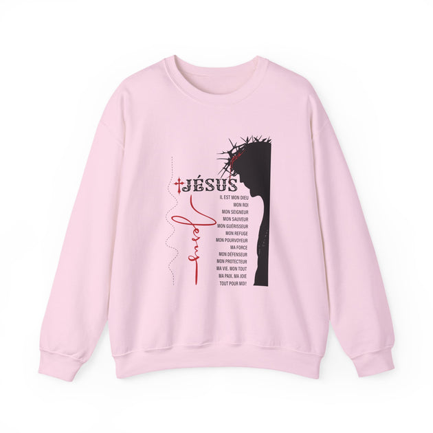 Sweat-shirt rose pour homme avec une illustration du Christ et des inscriptions religieuses.