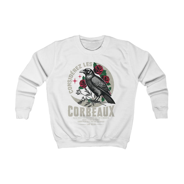 Sweatshirt blanc pour enfant avec une illustration de corbeau, de roses et un texte biblique.