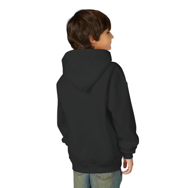 Un enfant porte un sweat à capuche noir uni vu de dos.