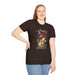 Une femme porte un t-shirt noir orné d'un motif floral vintage et du texte Créé avec un objectif.