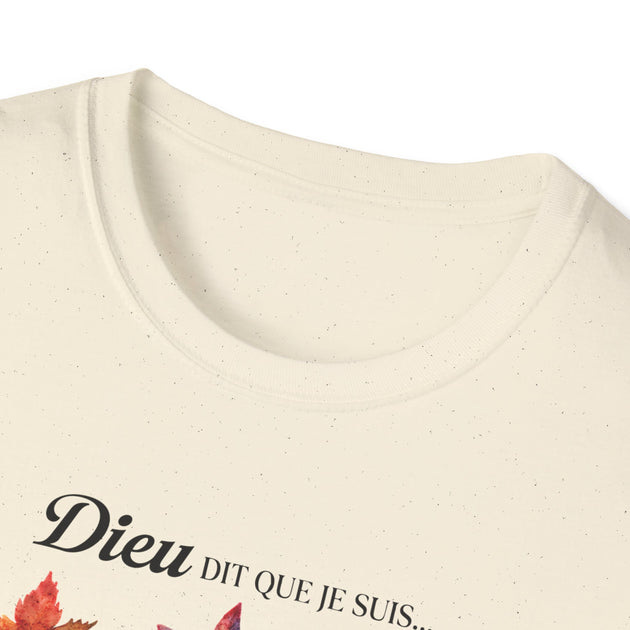 T-shirt beige chiné à col rond avec l'inscription Dieu dit que je suis imprimée sur le devant.