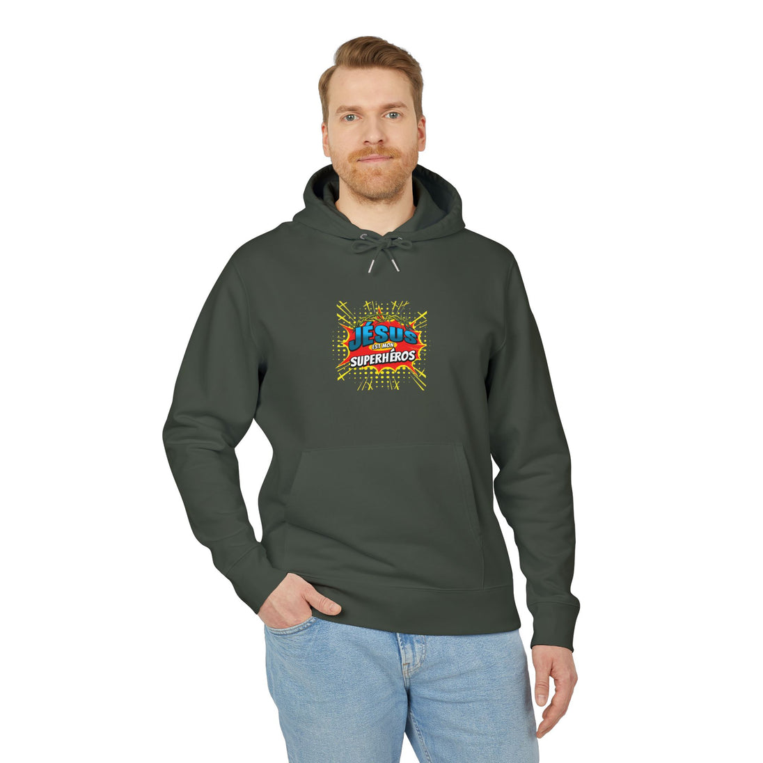 Un homme porte un sweat à capuche vert foncé avec l'inscription Jésus est mon superhéros.