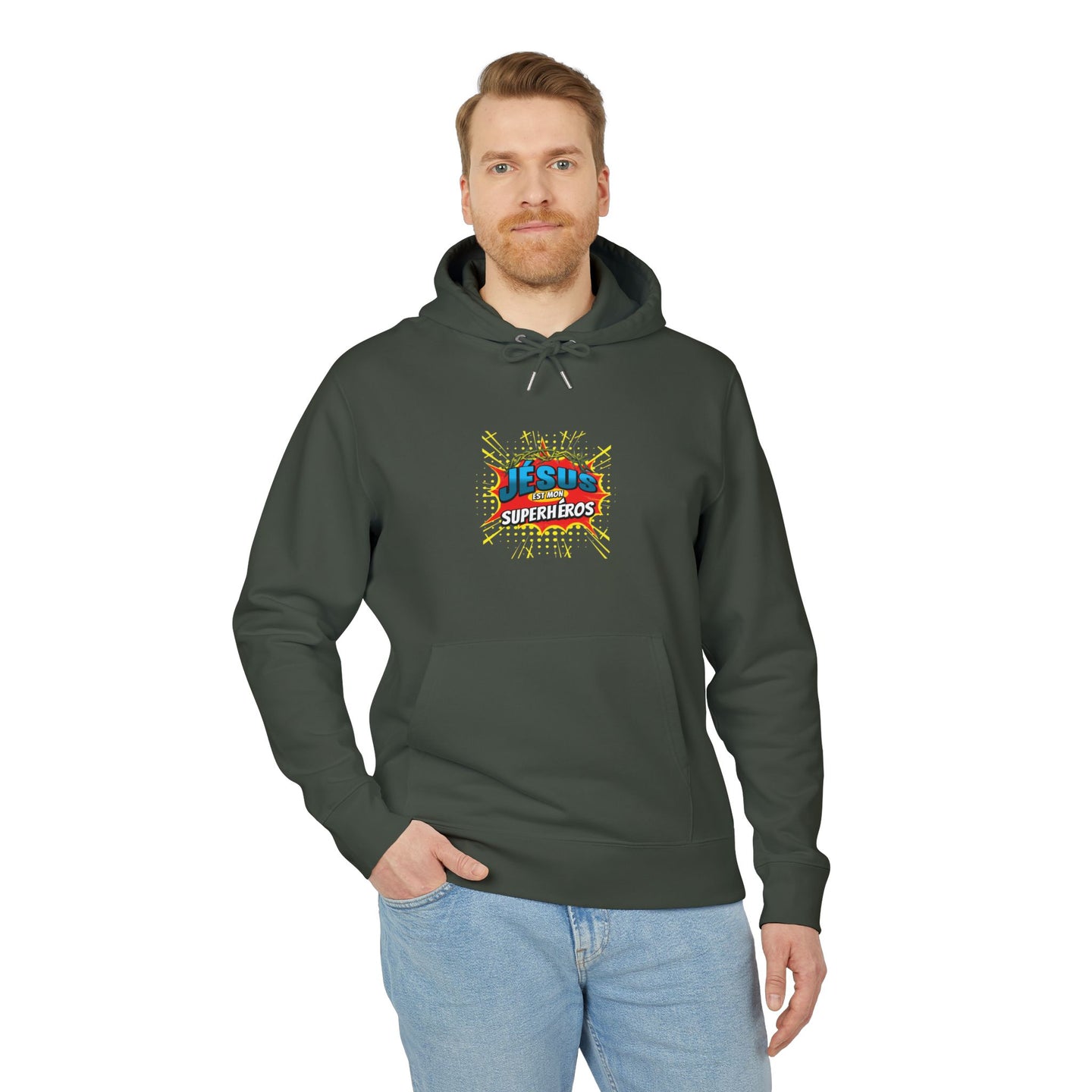 Un homme porte un sweat à capuche vert foncé avec l'inscription Jésus est mon superhéros.