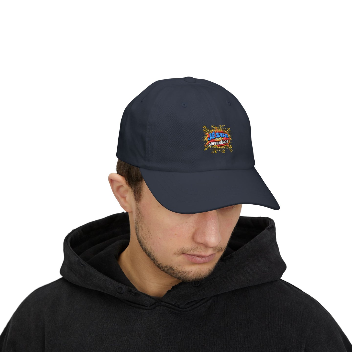 Un homme porte une casquette bleu marine avec le logo brodé Jesus est mon Superhéros.
