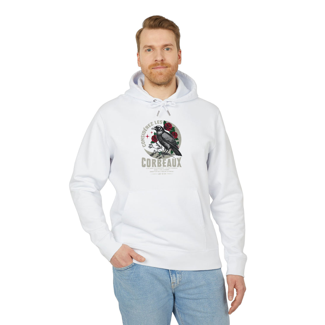 Homme portant un sweat à capuche blanc avec illustration de corbeau et texte biblique Luc 12:24.