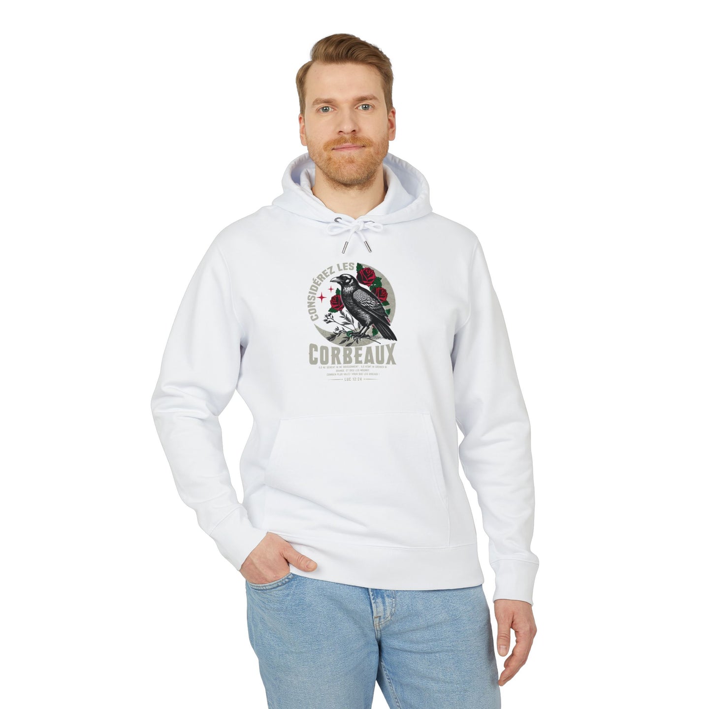 Homme portant un sweat à capuche blanc avec illustration de corbeau et texte biblique Luc 12:24.