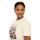 T-shirt crème pour femme avec un imprimé floral et papillons et une inscription religieuse.
