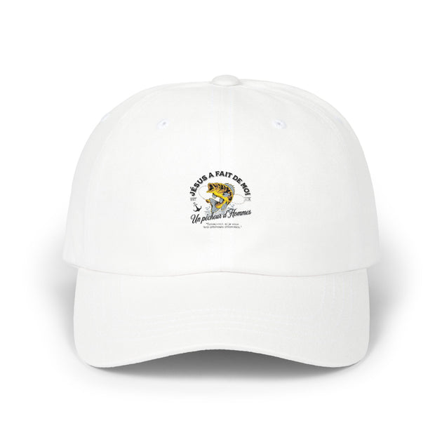Casquette blanche en coton avec un motif brodé représentant un poisson et un message religieux.