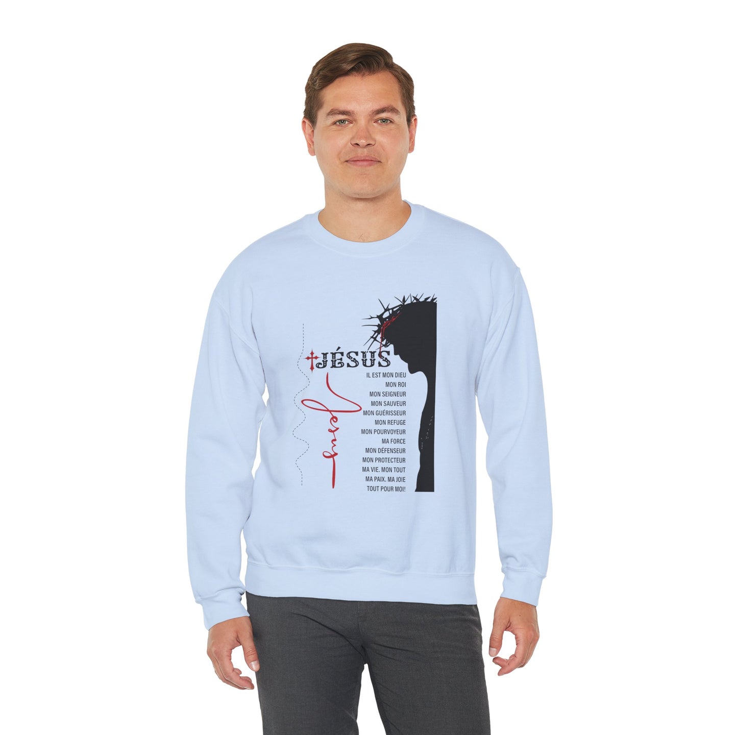 Un homme porte un sweat-shirt bleu clair avec une illustration religieuse et du texte en français.