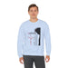 Un homme porte un sweat-shirt bleu clair avec une illustration religieuse et du texte en français.