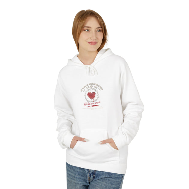 Une femme porte un sweat à capuche blanc avec un motif de cœur entouré d'épines et du texte.