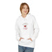 Une femme porte un sweat à capuche blanc avec un motif de cœur entouré d'épines et du texte.