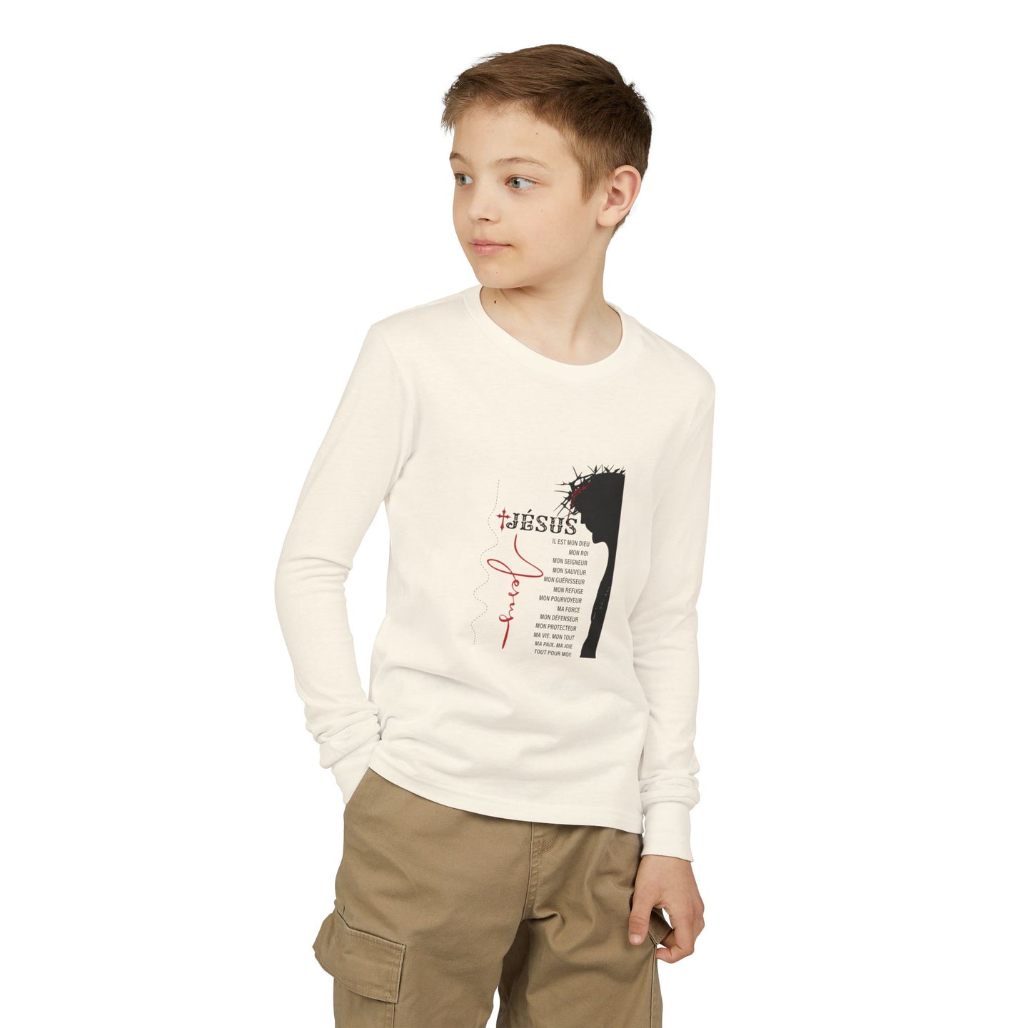 Un enfant porte un t-shirt blanc à manches longues orné d'un motif religieux sur le thème de Jésus.
