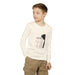 Un enfant porte un t-shirt blanc à manches longues orné d'un motif religieux sur le thème de Jésus.