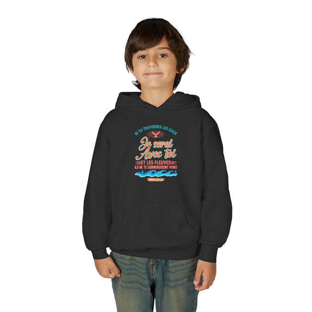 Un enfant porte un sweat à capuche noir avec une inscription religieuse et des motifs de vagues.
