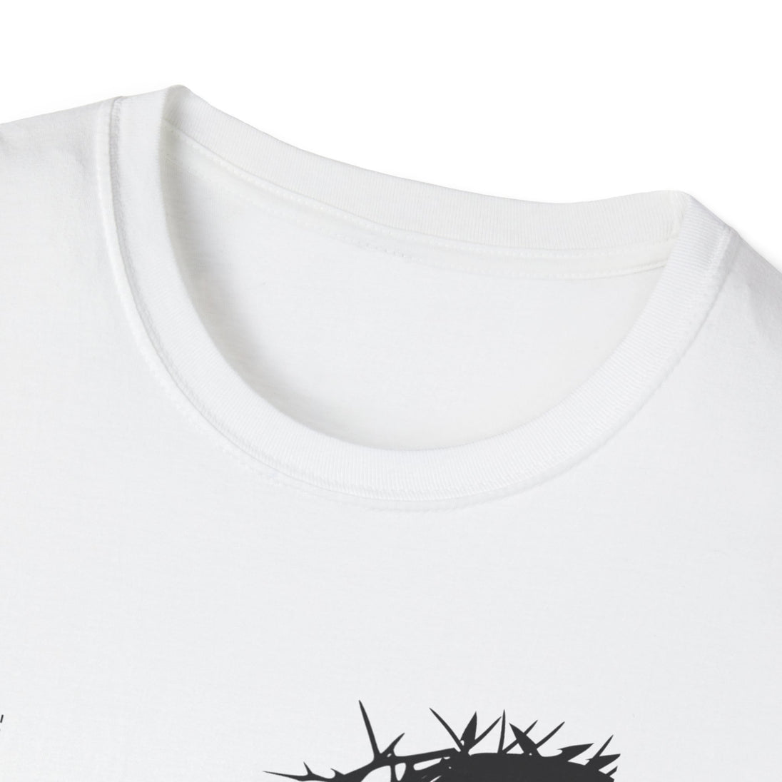 T-shirt blanc pour femme avec un col rond côtelé et un motif de couronne d'épines.