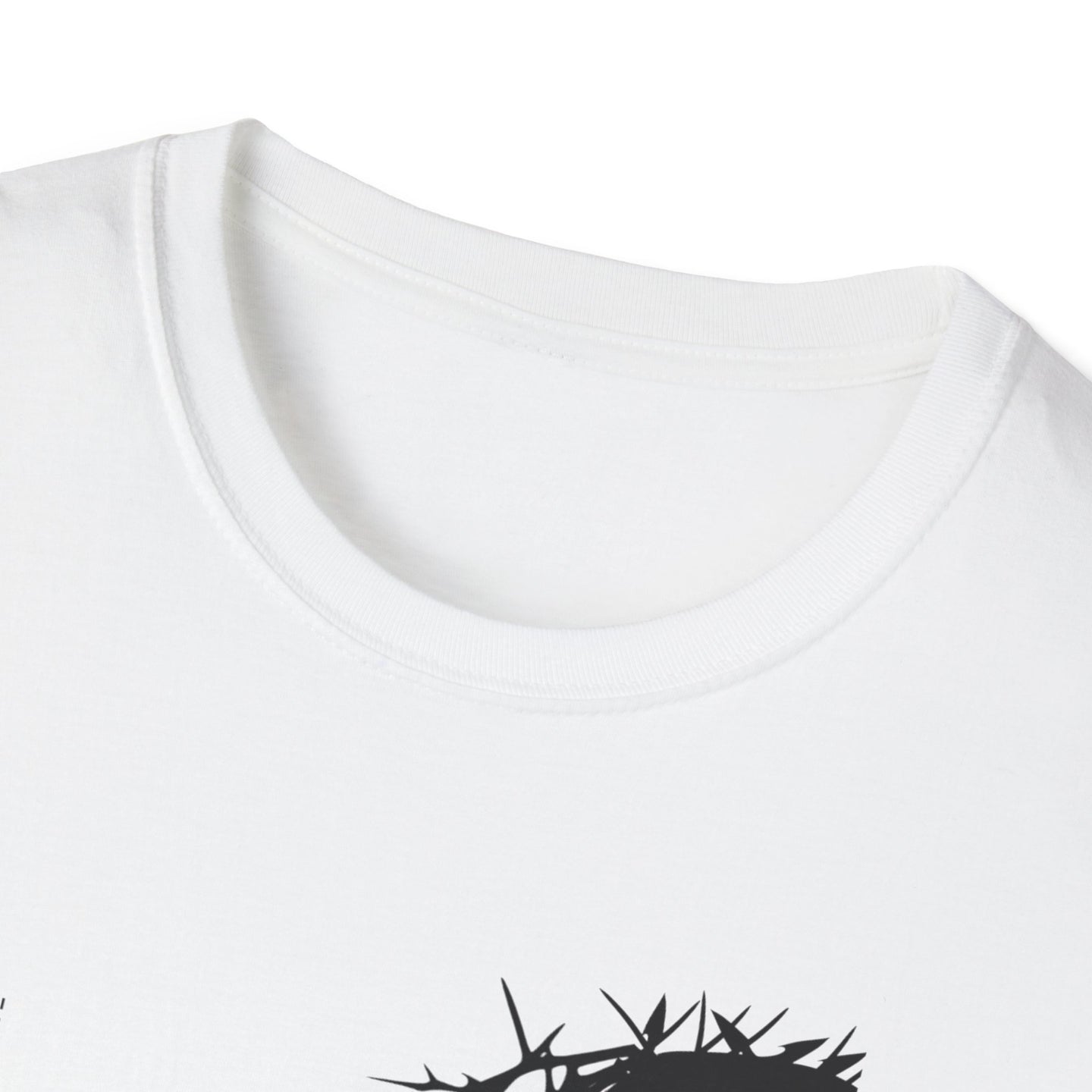 T-shirt blanc pour femme avec un col rond côtelé et un motif de couronne d'épines.