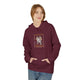 Une femme porte un sweat à capuche bordeaux avec une illustration sur le thème des pains et poissons.