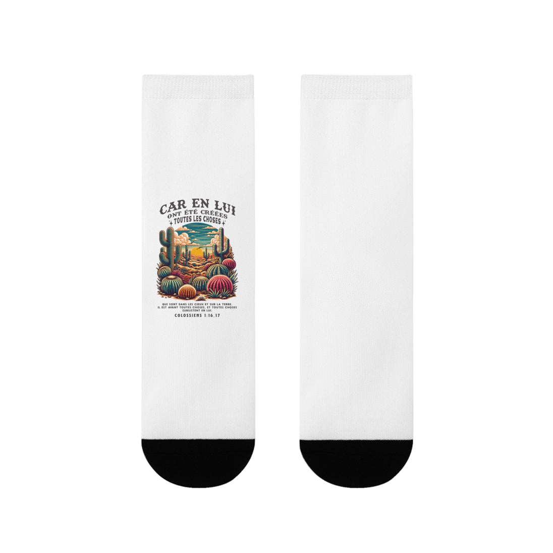 Paire de chaussettes blanches avec un motif de désert coloré et un texte biblique en français.