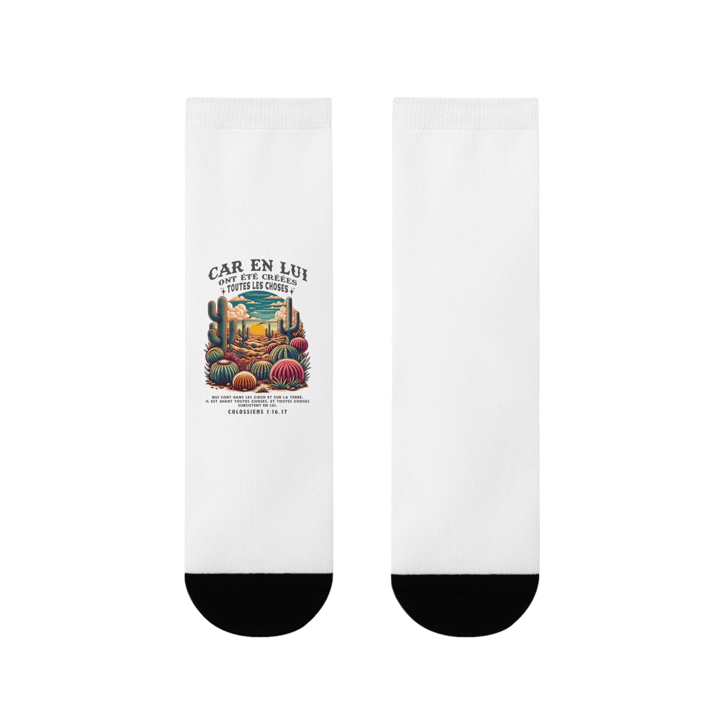 Paire de chaussettes blanches avec un motif de désert coloré et un texte biblique en français.