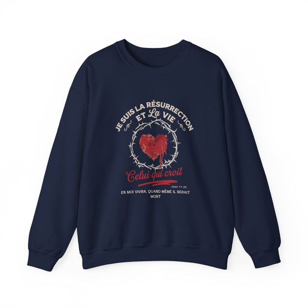 Sweat-shirt bleu marine pour femme avec un motif de cœur couronné d'épines et un texte religieux.