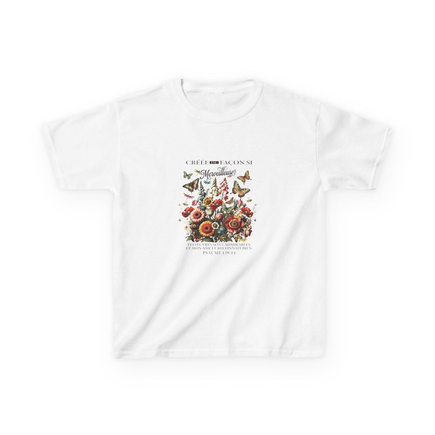 T-shirt blanc pour enfant orné d'un motif floral vintage avec des papillons et un texte religieux.