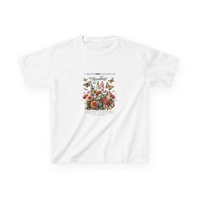 T-shirt blanc pour enfant orné d'un motif floral vintage avec des papillons et un texte religieux.