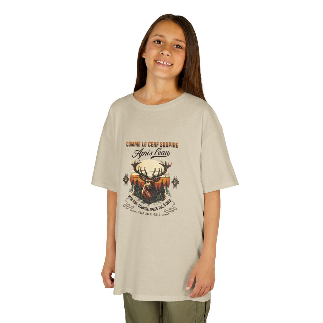 Une jeune fille porte un t-shirt beige illustré d'un cerf et du verset biblique Psaume 42:2.